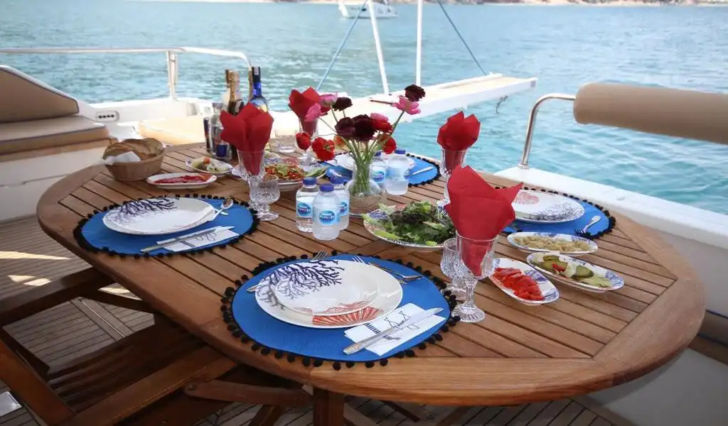 YACHT LUXURY LEGENDS